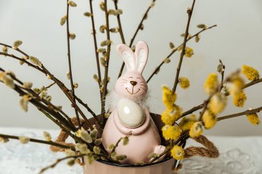 Yumurtalı ve bahar çiçekli Paskalya tavşanı