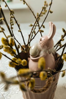 Paskalya tavşanı ve yumurta