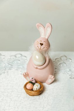 Yumurtalı ve çiçekli Paskalya tavşanı