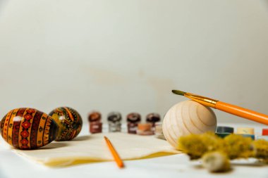 Dekoratif seramik kasenin dikey görüntüsü, bir mum ve bir fırça ile.