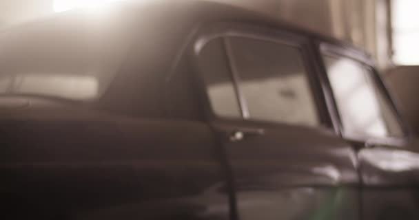 Auto Epoca Nera Con Porte Chiuse Parcheggiate Sotto Luce Del — Video Stock