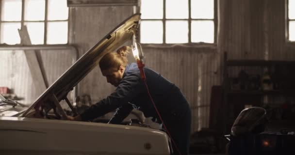 Портативный Снимок Мужчины Техника Использующего Гаечный Ключ Демонтажа Двигателя Автомобиля — стоковое видео