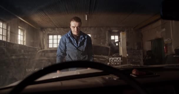 Handschuss Eines Männlichen Technikers Der Während Der Arbeit Der Garage — Stockvideo