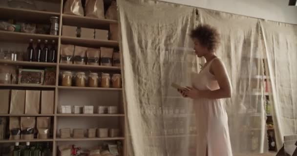 Captura Mão Mulher Preta Vestido Branco Usando Tablet Para Verificar — Vídeo de Stock