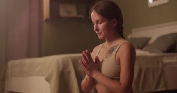 Nakloňte Dolů Ruční Záběr Ženské Gestikulace Namaste Posezení Lotus Pózovat — Stock video