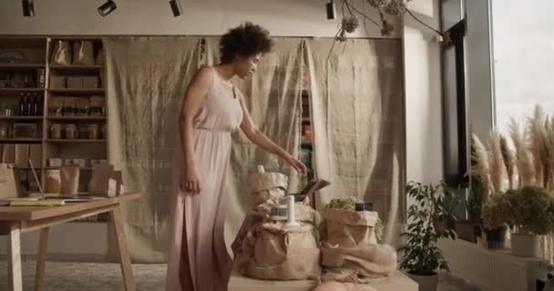 Junge Ethnische Frau Hellem Kleid Arbeitet Öko Laden Und Nimmt — Stockvideo