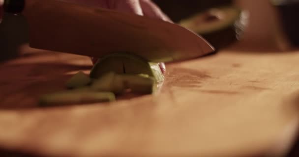 自宅で健康的なランチを調理しながら ケトゲンサラダのための匿名の女性の切断熟したアボカドの閉鎖ハンドヘルドショット — ストック動画