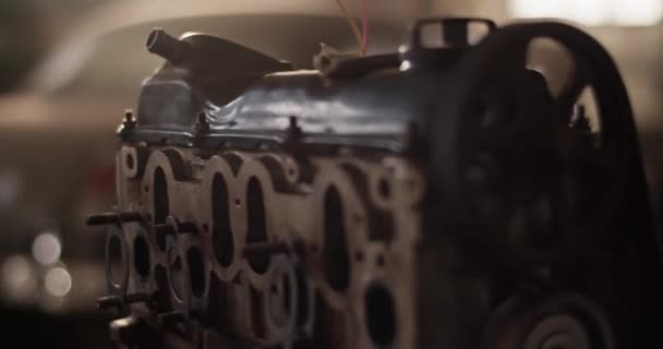 Tiro Portátil Motor Veículo Colocado Bancada Durante Dia Trabalho Garagem — Vídeo de Stock