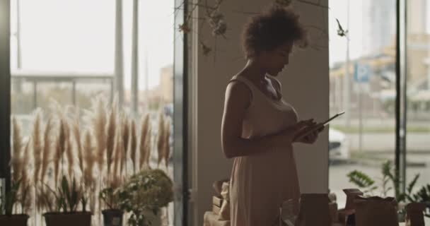 Junge Frau Mit Afro Haaren Mit Tablet Und Internet Bestellung — Stockvideo