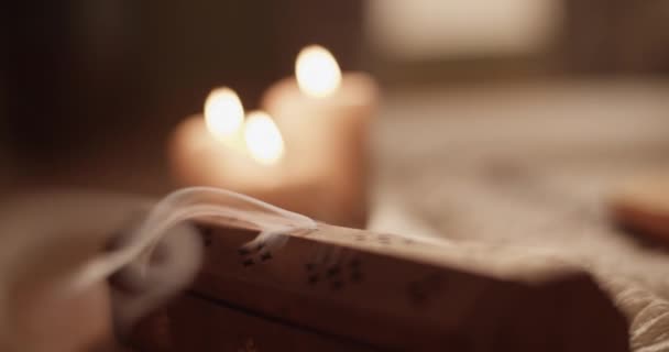 Detailní Ruční Záběr Dřevěné Kadidlo Box Vyzařující Aromatický Kouř Blízkosti — Stock video