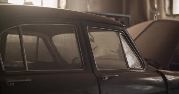 Schwarzer Oldtimer Mit Geschlossenen Türen Tagsüber Unter Sonnenlicht Professioneller Garage — Stockvideo