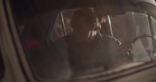男子机械师在白天驾驶白色复古车走出昏暗车库的手持照片 — 图库视频影像
