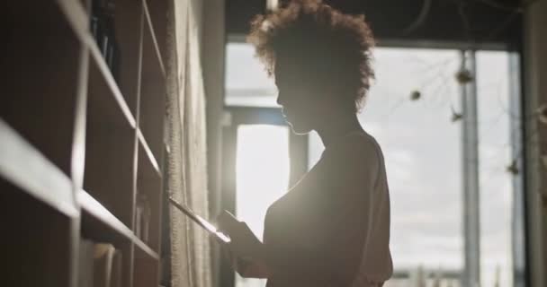 Afro Saçlı Bir Kadının Tabletteki Online Siparişlerin Detaylarını Kontrol Ederken — Stok video