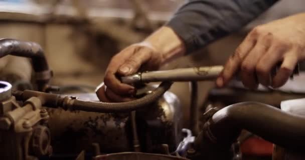 Garajda Çalışırken Motoru Sökmek Için Tork Anahtarı Kullanan Arabayı Tamir — Stok video