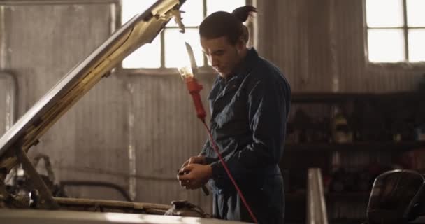 Foto Tangan Seorang Pemuda Dalam Pakaian Kerja Memeriksa Obeng Dan — Stok Video