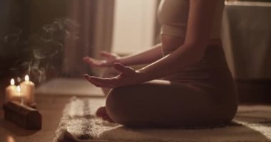 Lotus 'ta meditasyon yapan tarla kadını sabahın erken saatlerinde evde yoga sırasında geleneksel Çin çayı ve tütsü kutusuyla tepsinin yanında poz veriyor.