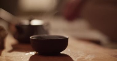 Geleneksel tören sırasında duman çıkaran bir fincan taze Çin çayı.