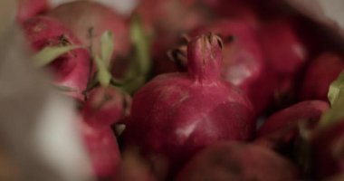 Yakından çekilen bir kese kâğıdı. İçi eko dükkanında satılacak olgun kırmızı nar dolu.