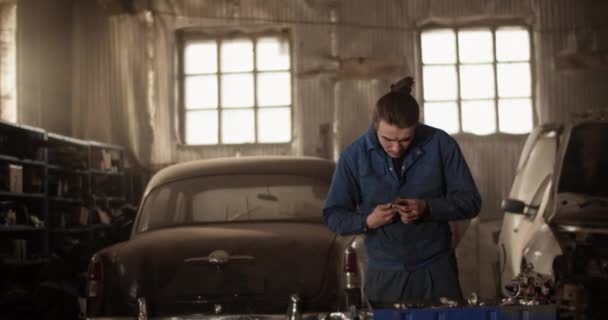 Garajda Çalışırken Genç Bir Adamın Bujiyi Incelerken Elde Çekilmiş Fotoğrafı — Stok video