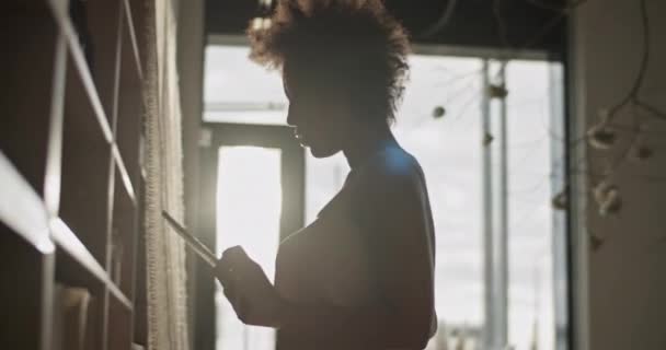 Afro Saçlı Bir Kadının Tabletteki Online Siparişlerin Detaylarını Kontrol Ederken — Stok video