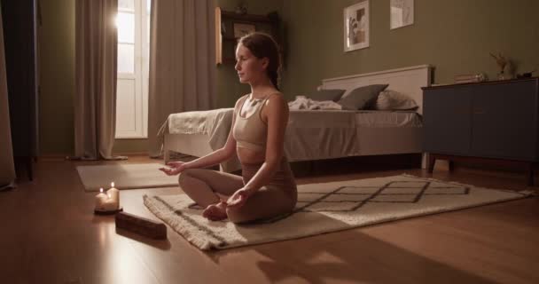 Toma Mano Una Joven Hembra Descalza Agarrándose Las Manos Meditando — Vídeos de Stock