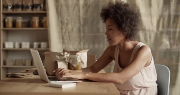 Młoda Etniczna Kobieta Włosami Afro Siedząca Przy Stole Produktami Ekologicznymi — Wideo stockowe