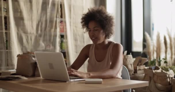 Junge Ethnische Frau Mit Afro Haaren Sitzt Tisch Lichtladen Und — Stockvideo