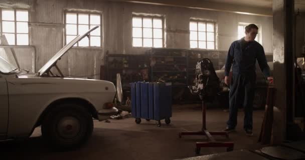 Yerindeki Erkek Teknisyenin Kamerasıyla Çekilmiş Feneri Güneş Işığı Altındaki Garajda — Stok video