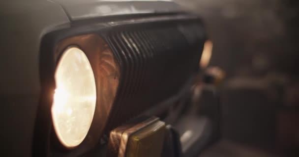 Szekrény Kézi Lövés Vintage Jármű Izzó Kerek Fényszórók Parkolt Javítóműhelyben — Stock videók
