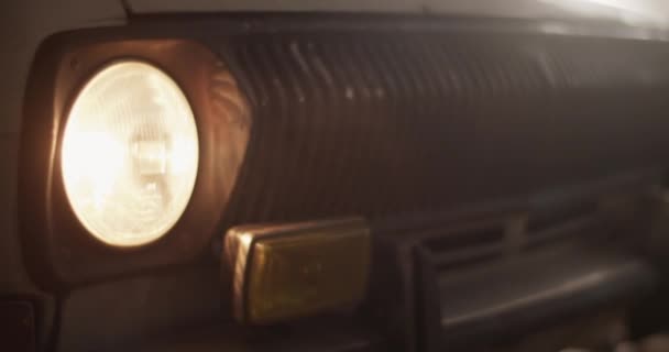 Foto Jarak Dekat Kendaraan Vintage Dengan Lampu Depan Bulat Menyala — Stok Video