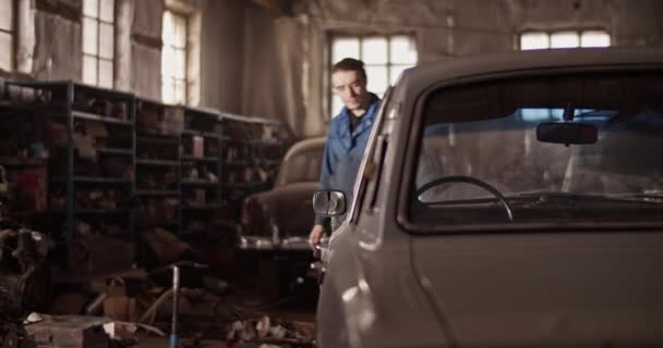 Handschuss Mann Schließt Motorhaube Und Steigt Während Der Arbeit Garage — Stockvideo
