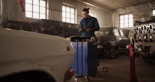Kıyafetlerindeki Erkek Tamircinin Gündüz Vakti Garajda Çalışırken Tork Anahtarının Sapını — Stok video