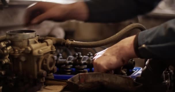 Ręczne Ujęcie Męskiego Mechanika Nastawiającego Gumę Głowicę Cylindra Przed Zamontowaniem — Wideo stockowe