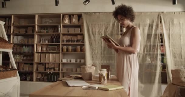 Handhållen Bild Ung Etnisk Kvinna Med Afro Hår Surfa Tablett — Stockvideo