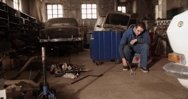 Garajda Eski Arabaları Tamir Ederken Kaynak Makinesi Kullanan Erkek Teknisyenin — Stok video