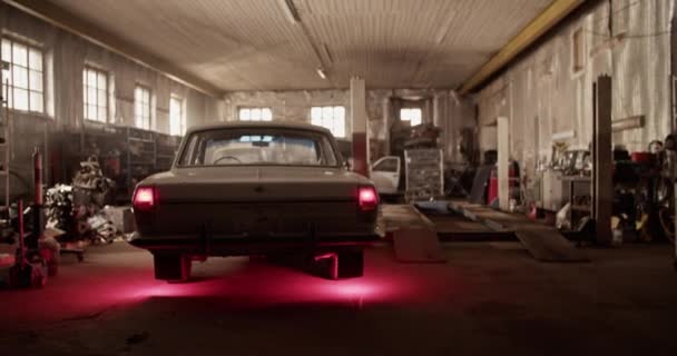 Ręczne Ujęcie Samochodu Retro Sedanem Świecącymi Tylnymi Światłami Zaparkowanymi Słonecznym — Wideo stockowe