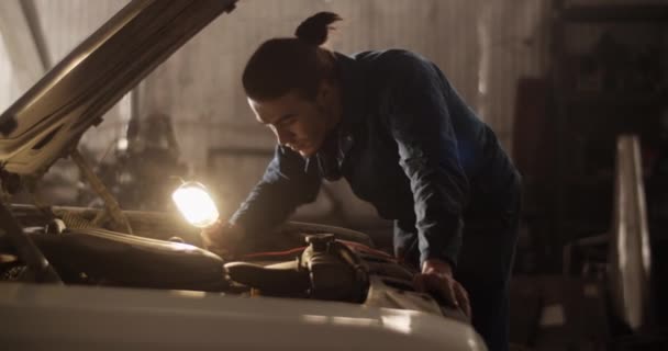 Poręczne Ujęcie Młodego Człowieka Używającego Latarki Oświetlenia Silnika Zepsutego Samochodu — Wideo stockowe