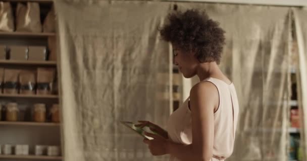 Handhållen Bild Ung Etnisk Kvinna Med Afro Hår Står Beredskap — Stockvideo