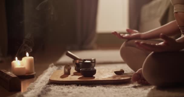 Kobieta Roślina Medytująca Lotus Pozować Pobliżu Tacy Tradycyjnej Chińskiej Herbaty — Wideo stockowe