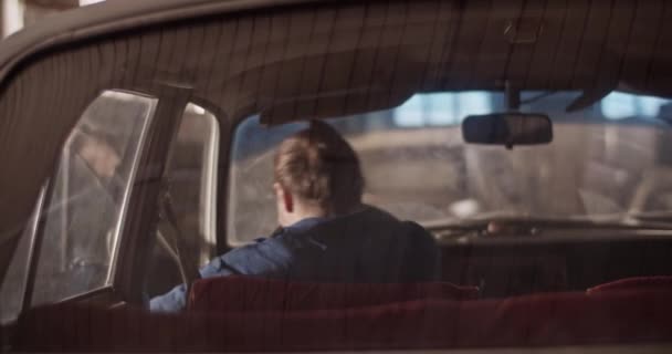 Ruční Záběr Nerozpoznatelného Muže Pracovním Oděvu Jak Vystupuje Retro Vozidlo — Stock video