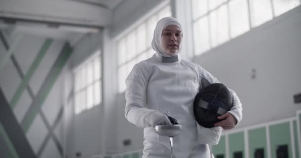Dołu Uchwyt Wyczerpany Młody Muzułmański Sportowiec Mundurze Hidżab Folią Maską — Wideo stockowe