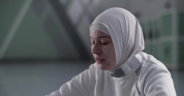 Kamerasıyla Genç Müslüman Sporcunun Şişeden Taze Yudumlarken Spor Salonunda Eskrim — Stok video