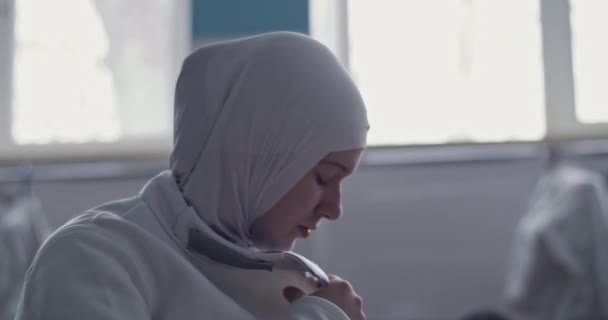 Bala Mão Baixo Ângulo Esgrimista Muçulmana Hijab Olhando Para Longe — Vídeo de Stock