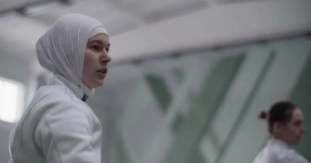 Niederwinkelschuss Einer Jungen Muslimischen Sportlerin Hijab Die Beim Fechttraining Mit — Stockvideo