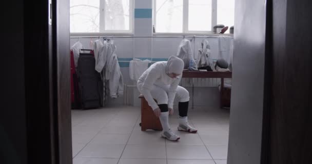 Handgehaltene Aufnahme Einer Muslimischen Sportlerin Uniform Und Hijab Die Socken — Stockvideo