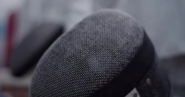 Eskrim çalışmasından önce soyunma odasındaki masaya yerleştirilmiş koruyucu maske iğnesi.