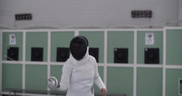 Vergrößern Handbild Einer Unkenntlichen Frau Weißer Uniform Und Maske Die — Stockvideo