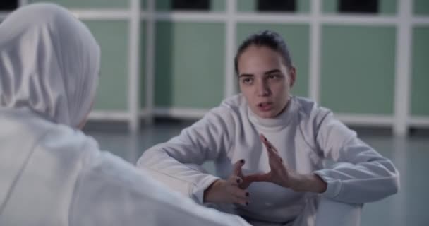 Zoom Ręcznym Ujęciu Młodej Kobiety Białym Mundurze Gestykulacji Dzielenia Się — Wideo stockowe