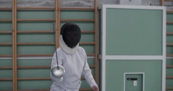 Spor Salonundaki Eskrim Antrenmanı Sırasında Folyolu Maskeli Üniformalı Kimliği Belirsiz — Stok video