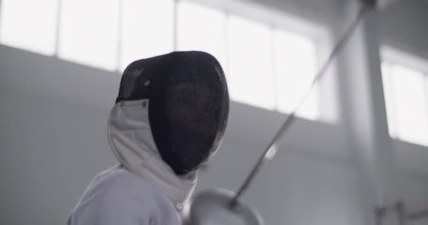 Kamerasıyla Eskrim Üniformalı Maskeli Bir Bayan Sporcunun Gündüz Vakti Güneşli — Stok video